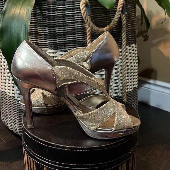 “Gold” sandals / Size 8.5 - Picture 5 of 11